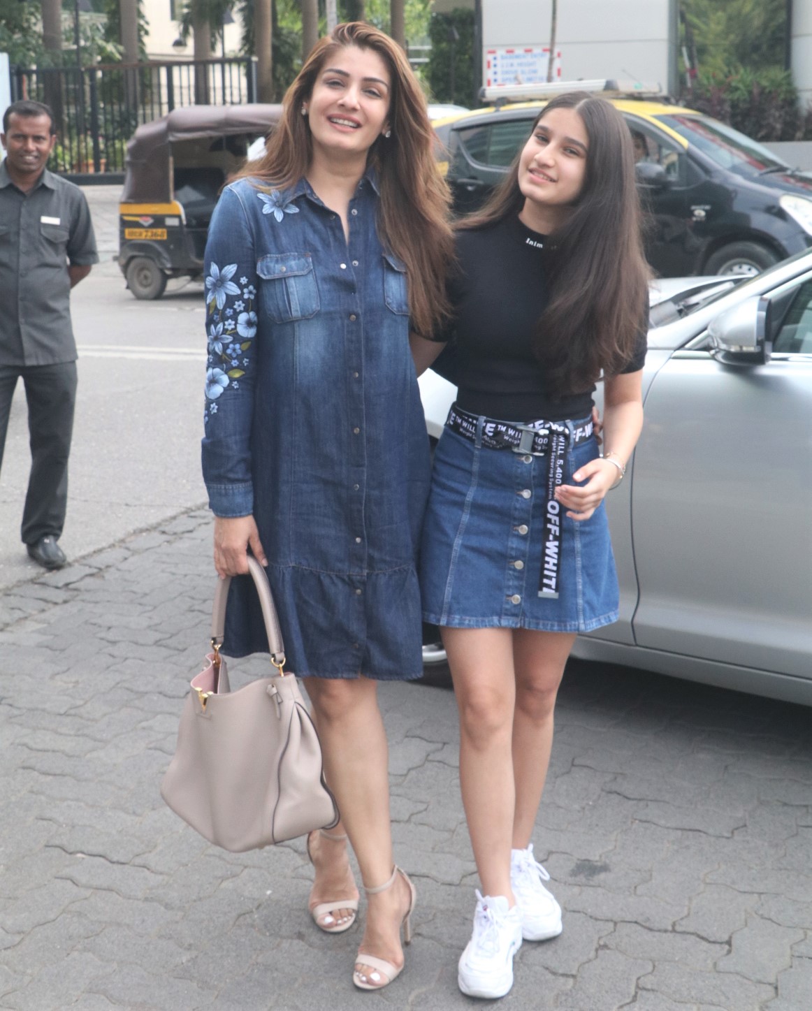 रवीना टंडन और उनकी बेटी राशा ट्विन डेनिम में लंच डेट के लिए बाहर निकलती हैं - Masala.com