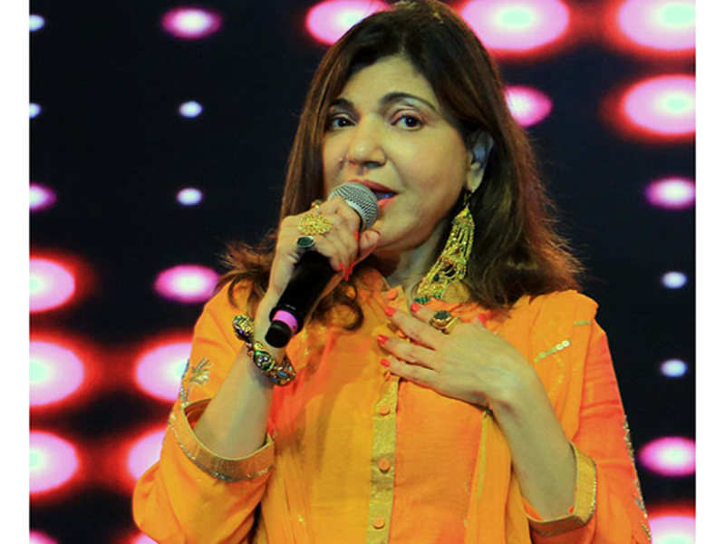 इस कार्यक्रम में गायिका अलका याज्ञनिक ने प्रशंसकों का मनोरंजन किया | हिंदी मूवी समाचार - टाइम्स ऑफ इंडिया