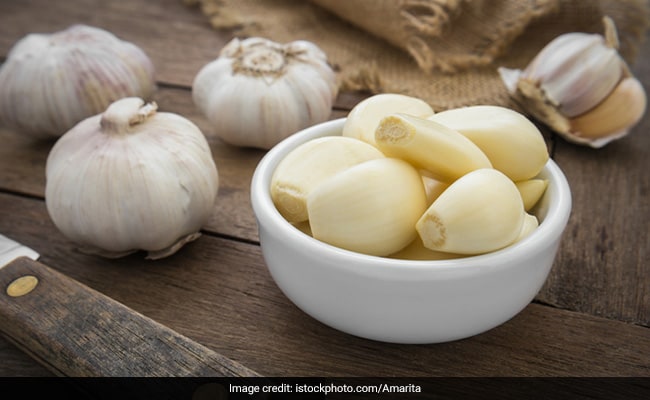 Garlic Is Helpful In Reducing Cholesterol, Know Its Benefits - कोलेस्ट्रॉल लेवल कम कर सकता है यह रामबाण इलाज, बस लहसुन का ऐसे करें इस्तेमाल, जानें क्या हैं फायदे | Lifestyle News