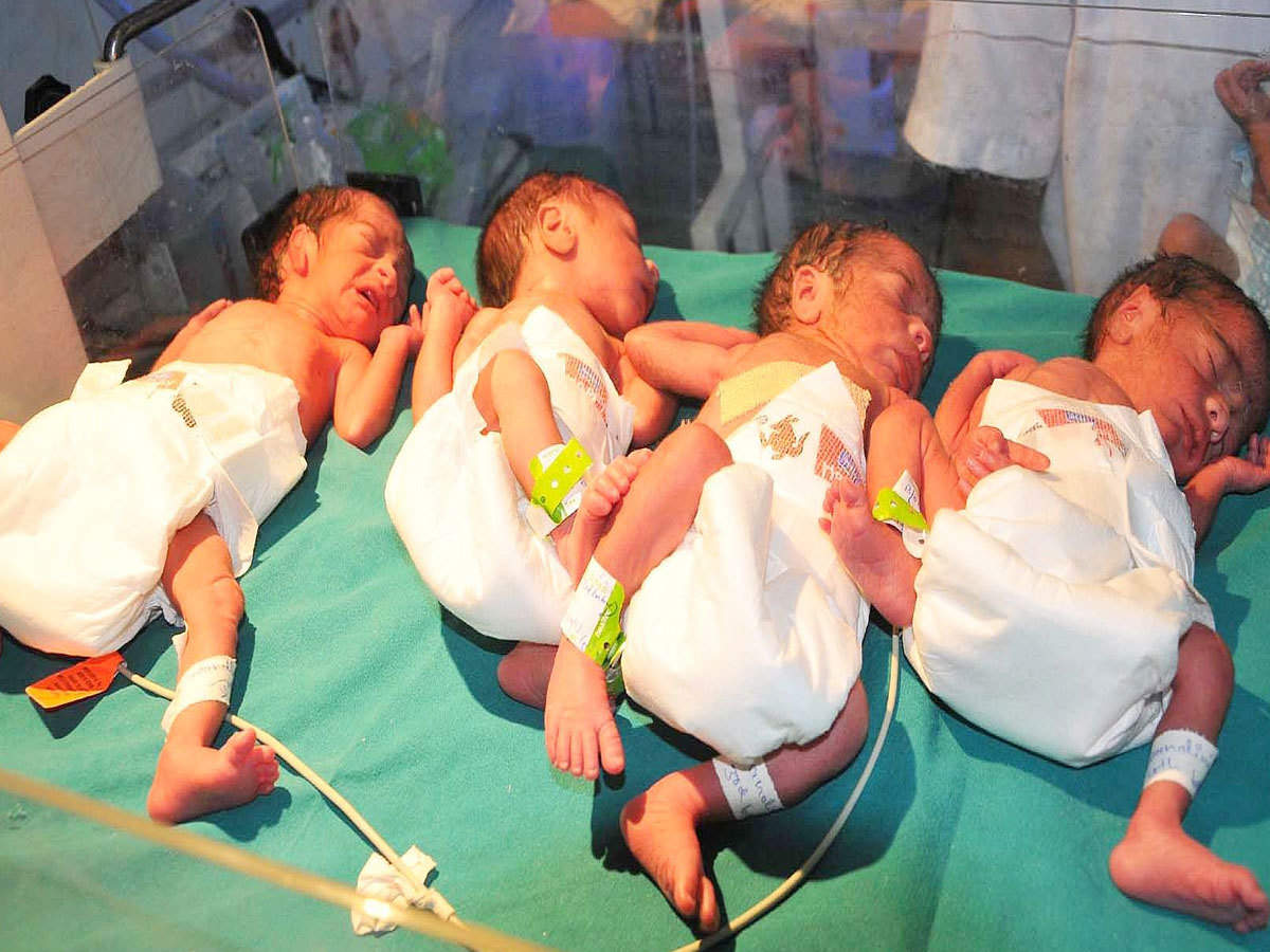 quadruplets BIRTH: महिला ने दिया एक साथ चार बच्चों को जन्म, सभी स्वस्थ - woman gives birth to quadruplets in lucknow | Navbharat Times