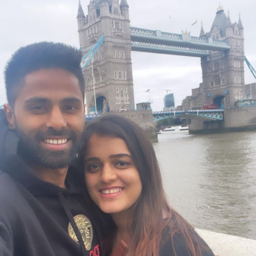  इसी महीने की 14 सितंबर को सूर्यकुमार यादव ने अपना 32वां जन्मदिन मनाया है. सूर्या की क्रिकेट जर्नी के साथ-साथ उनकी लवलाइफ भी दिलचस्प रही है. सूर्यकुमार यादव की कॉलेज लव स्टोरी के बारे में बहुत कम लोग जानते हैं. (Photo Surya Instagram)