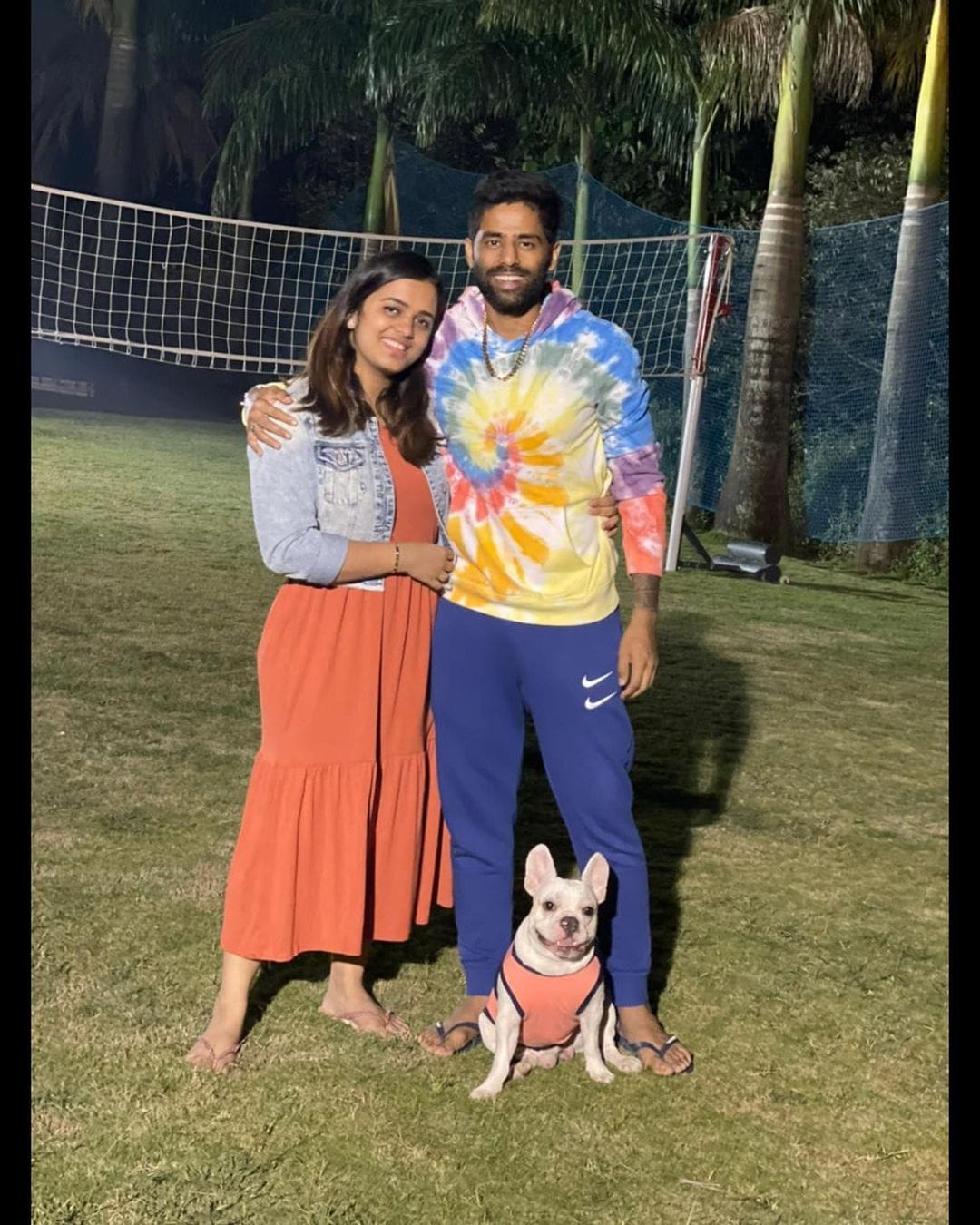  सूर्यकुमार यादव और देविशा शेट्टी दोनों ही इंस्टाग्राम पर एक्टिव रहते हैं और उनके द्वारा शेयर किए हुए फोटोज फैंस को बहुत ही ज्यादा पसंद आते हैं. सूर्यकुमार यादव टी20 वर्ल्ड कप 2022 के लिए भी टीम इंडिया में चुने गए हैं. (Photo Surya Instagram)